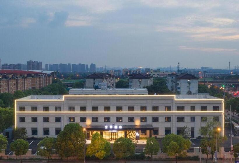 Ji Hotel Shanghai Bao An Road Metro Station