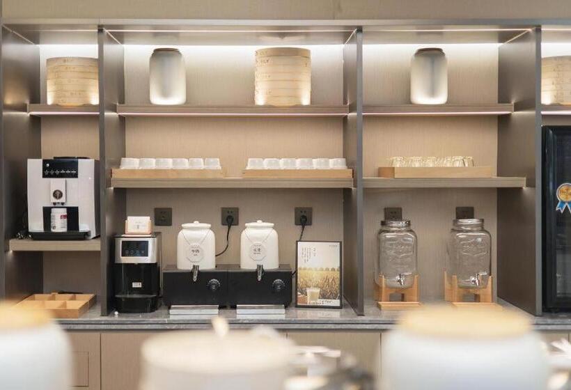 Ji Hotel Shanghai Bao An Road Metro Station