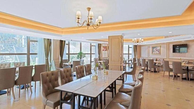 Vienna Hotel Tibet Linzhi Pedestrian Street Hebin Road