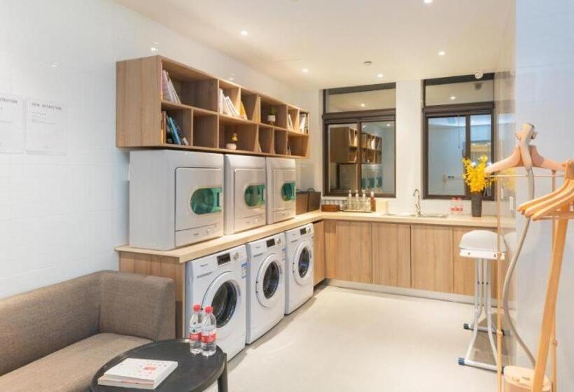 Atour Hotel Huzhou Changxing Changhai Road