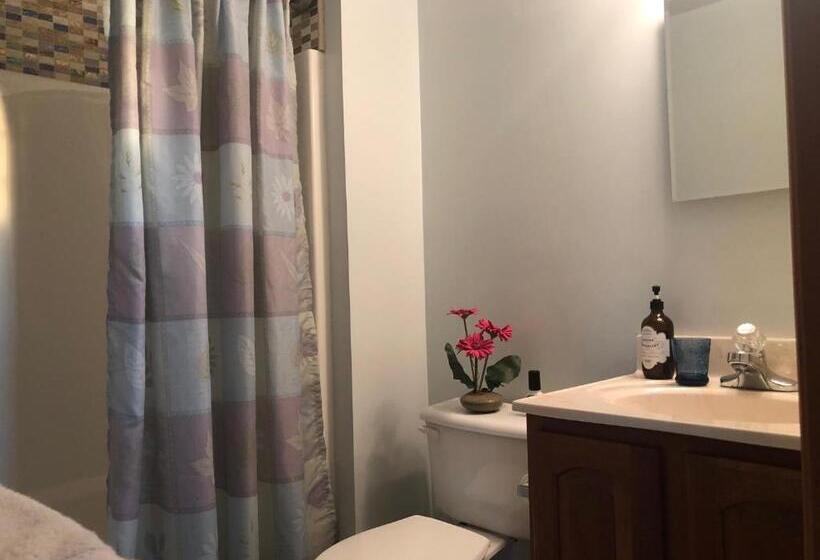 مبيت وإفطار 1st Floor Guest Room With Private Full Bath