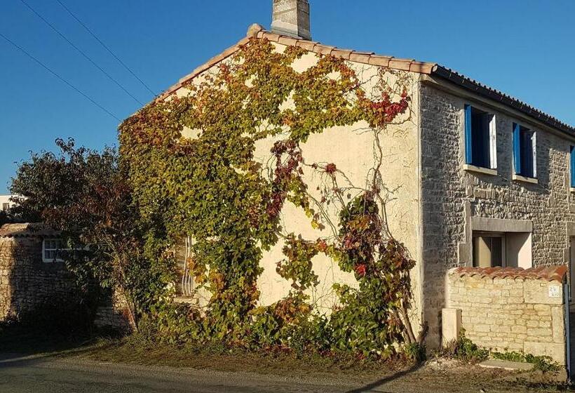 Bed and Breakfast La Jolie Longère Fleurie Tiny House Avec Piscine Et Jardin