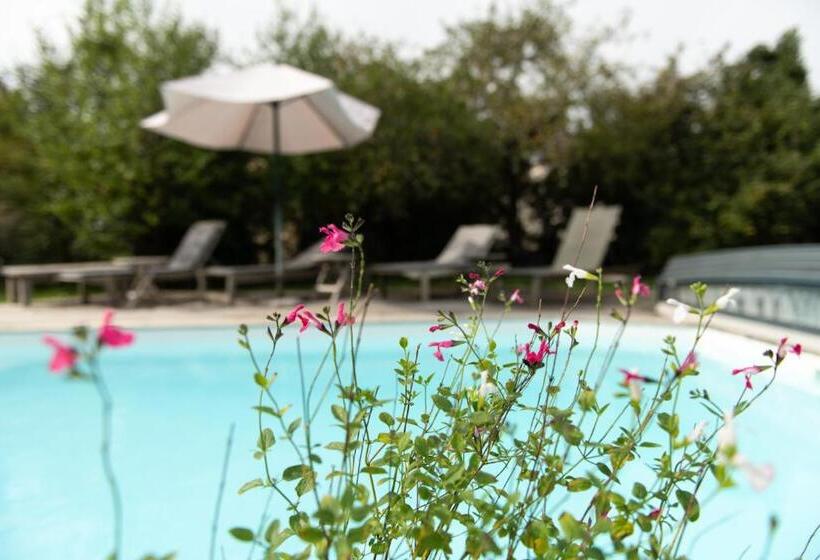 Bed and Breakfast La Jolie Longère Fleurie Tiny House Avec Piscine Et Jardin