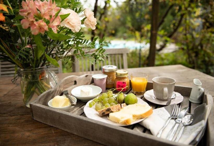 Bed and Breakfast La Jolie Longère Fleurie Tiny House Avec Piscine Et Jardin