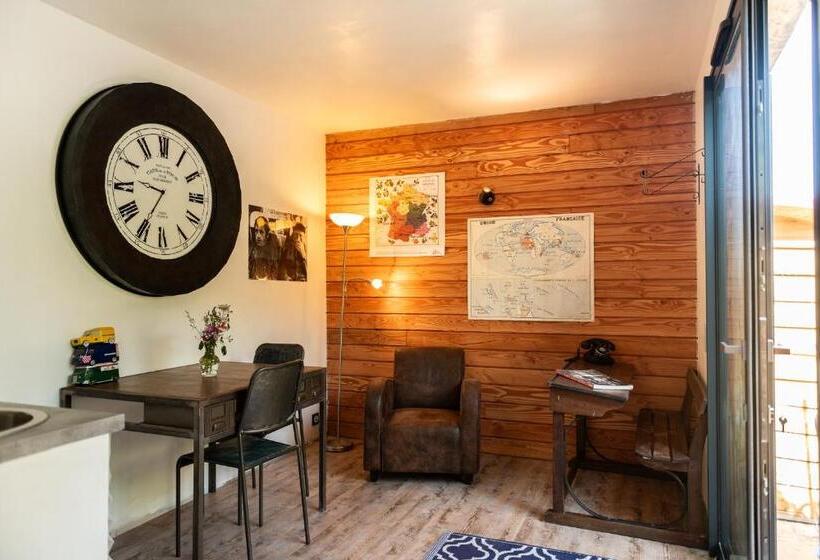 Bed and Breakfast La Jolie Longère Fleurie Tiny House Avec Piscine Et Jardin