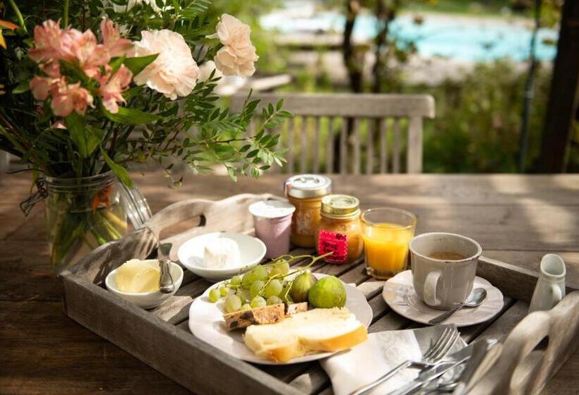 Bed and Breakfast La Jolie Longère Fleurie Roulotte Avec Piscine Et Grand Jardin