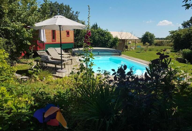 Bed and Breakfast La Jolie Longère Fleurie Roulotte Avec Piscine Et Grand Jardin