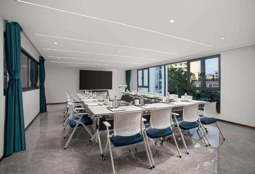 בית מלון כפרי Days Inn By Wyndham Hainan Sanya Bay