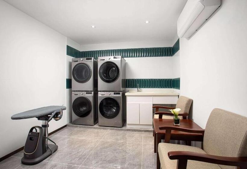 בית מלון כפרי Days Inn By Wyndham Hainan Sanya Bay