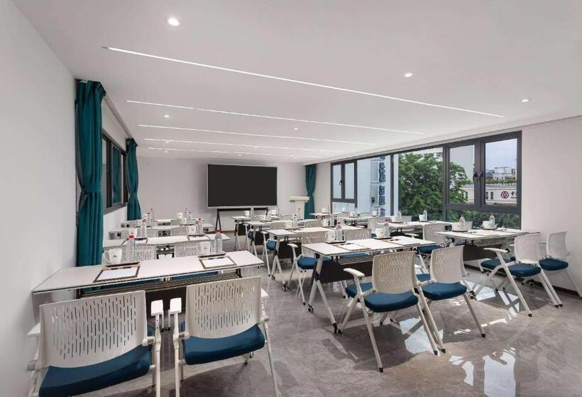 בית מלון כפרי Days Inn By Wyndham Hainan Sanya Bay