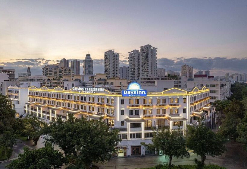 בית מלון כפרי Days Inn By Wyndham Hainan Sanya Bay