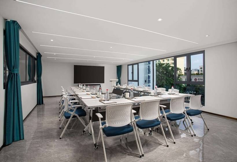 בית מלון כפרי Days Inn By Wyndham Hainan Sanya Bay