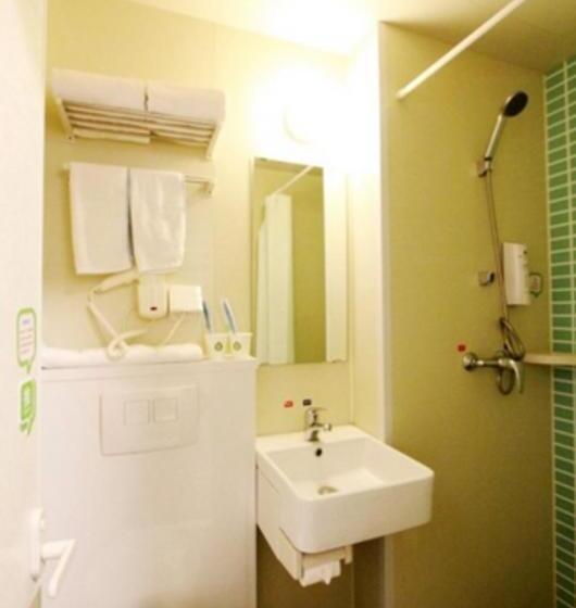 Отель Hi Inn Qingdao Taishan Road Metro Station