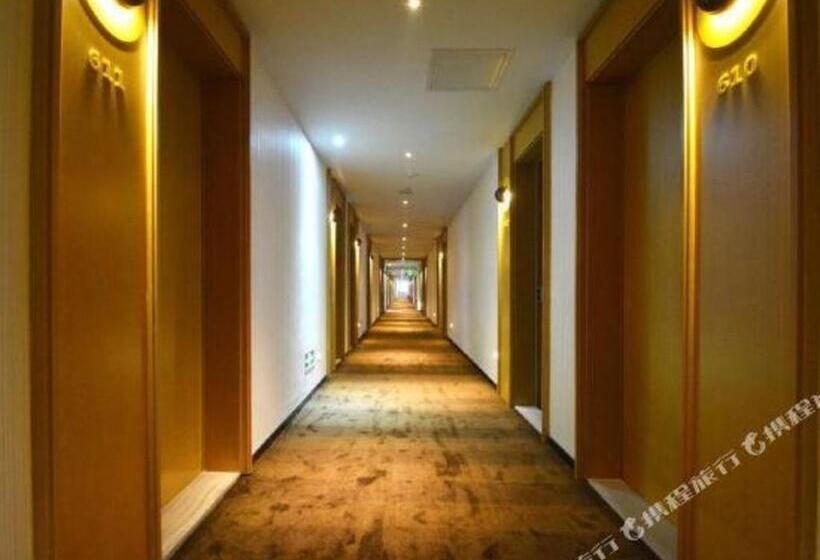 Iu Hotel Zhengzhou Erqi Wanda Plaza Daxue Road Branch