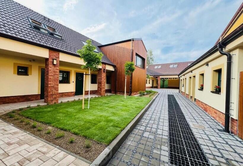 ペンション Apartmány V Zahradě
