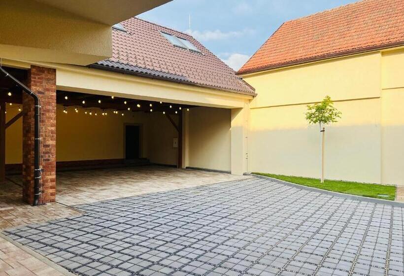 ペンション Apartmány V Zahradě