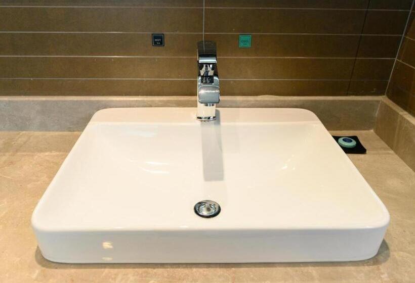 Xana Hotelle Hubei University