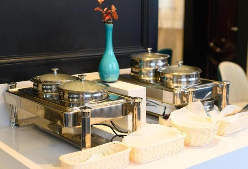 Xana Hotelle Hubei University