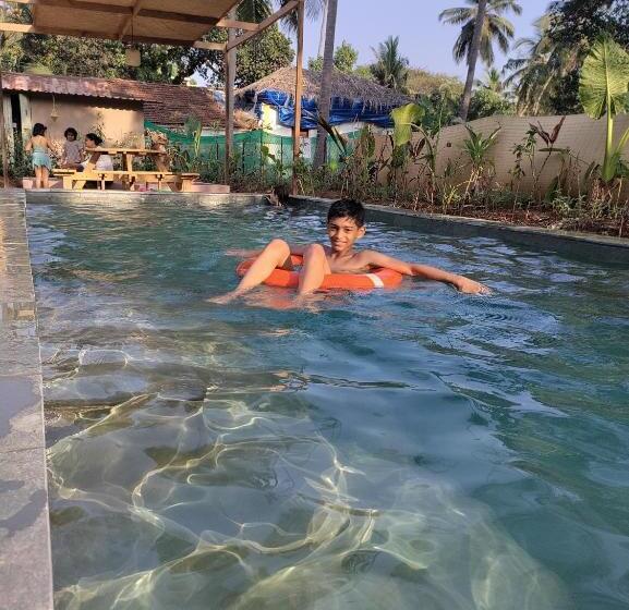 مبيت وإفطار Caju Grove   The Big Yellow Goan House