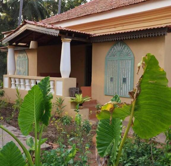 مبيت وإفطار Caju Grove   The Big Yellow Goan House
