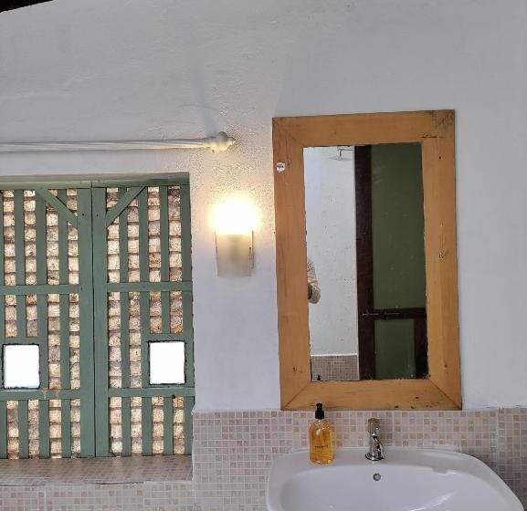 مبيت وإفطار Caju Grove   The Big Yellow Goan House