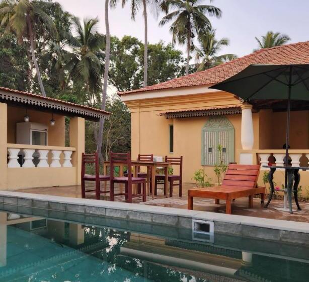مبيت وإفطار Caju Grove   The Big Yellow Goan House