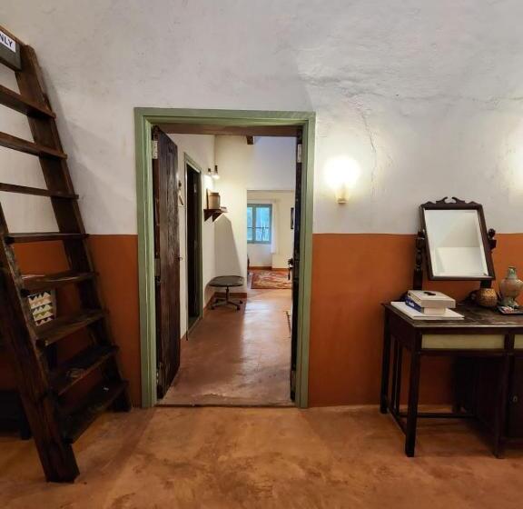 مبيت وإفطار Caju Grove   The Big Yellow Goan House