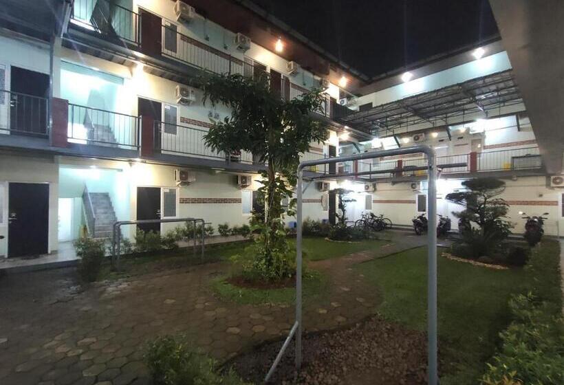 בית מלון כפרי Puspiptek Residence Syariah Mitra Reddoorz