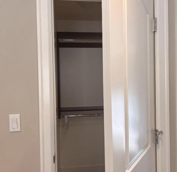 ペンション Comfy Private Room & Bath Near Skytrain Metrotown