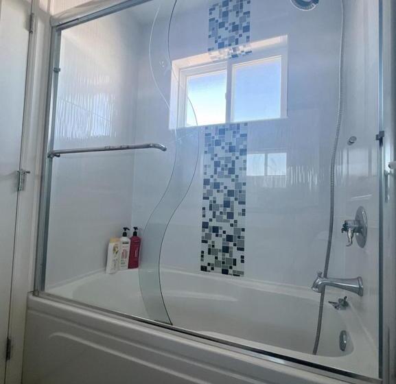 بنسيون Comfy Private Room & Bath Near Skytrain Metrotown