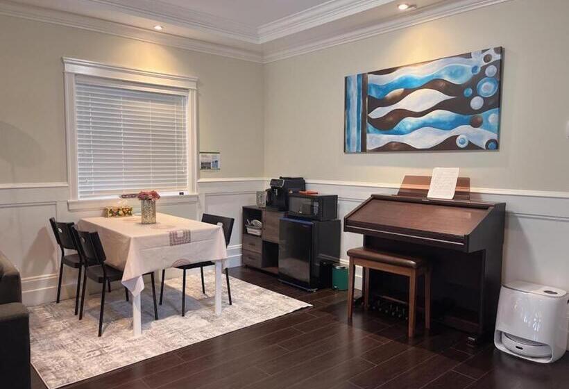 ペンション Comfy Private Room & Bath Near Skytrain Metrotown