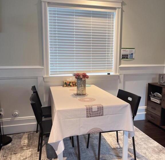 بنسيون Comfy Private Room & Bath Near Skytrain Metrotown
