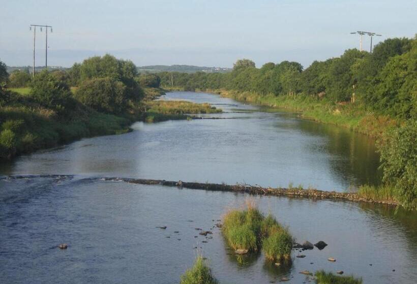 Пансион Retreat By The Feale