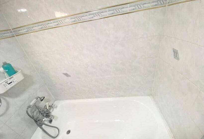 Пансион The Royal Boutique Heathrow Lodge By London