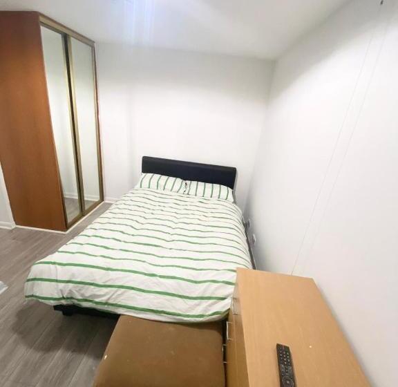 Пансион The Royal Boutique Heathrow Lodge By London