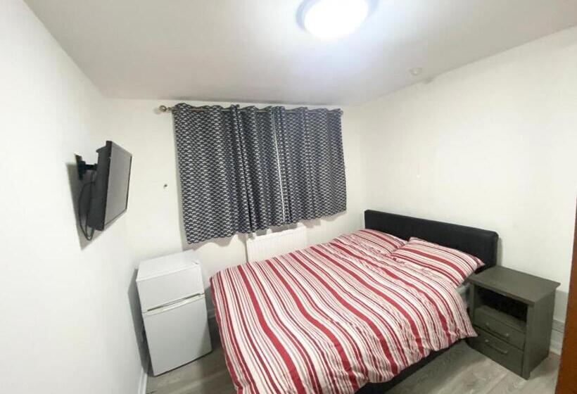 Пансион The Royal Boutique Heathrow Lodge By London