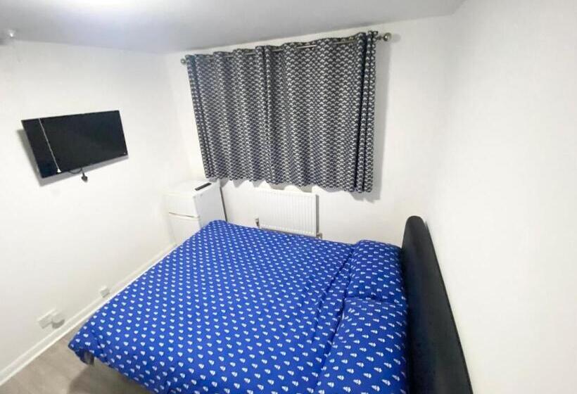 Пансион The Royal Boutique Heathrow Lodge By London