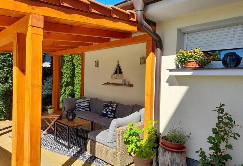 민박 Canadian Style House With 3d Effect Pool