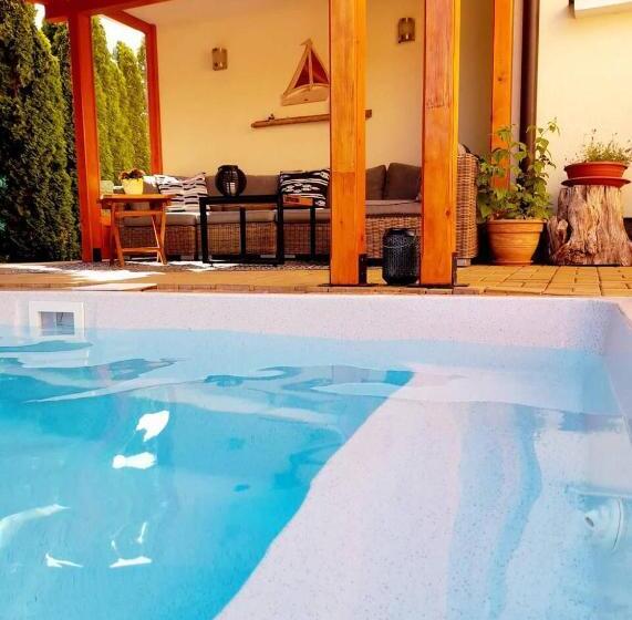 민박 Canadian Style House With 3d Effect Pool