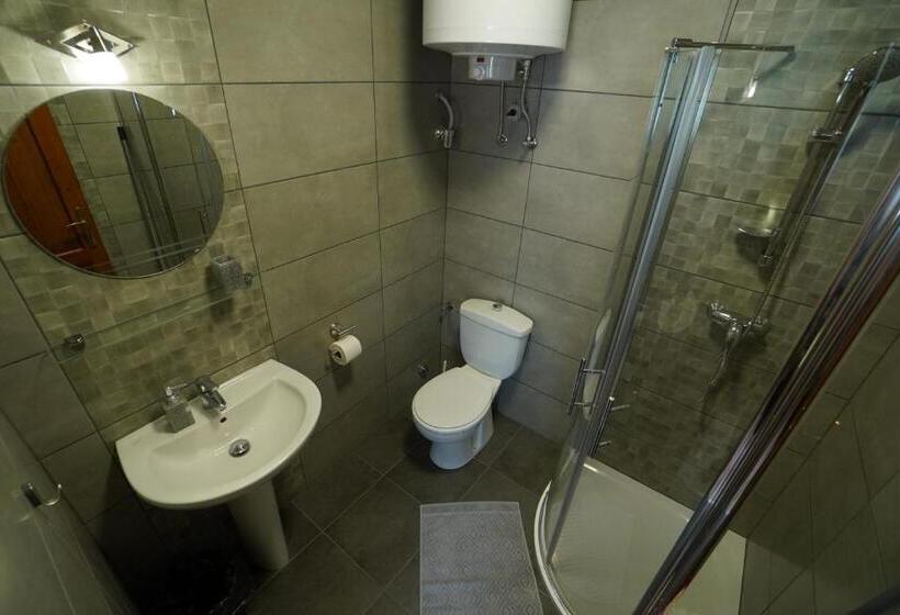 مبيت وإفطار Tavi Panzió