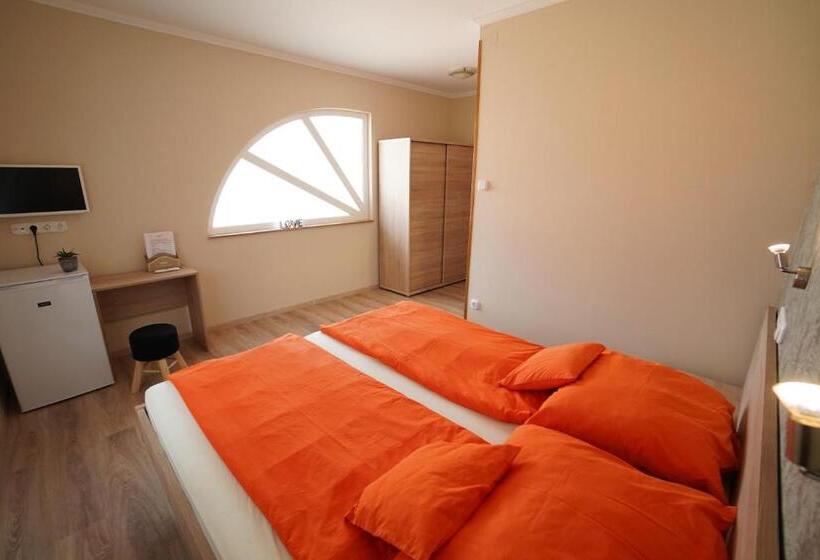 مبيت وإفطار Tavi Panzió