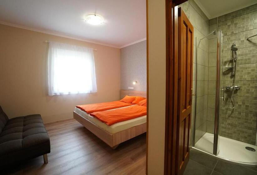 مبيت وإفطار Tavi Panzió