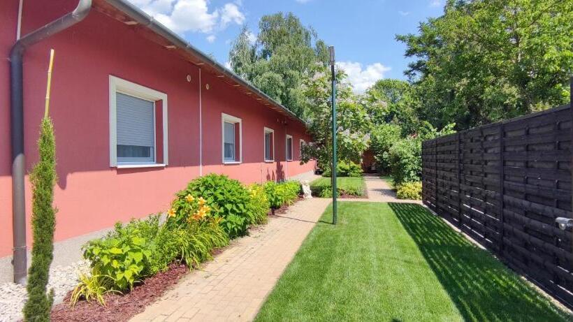 مبيت وإفطار Tavi Panzió