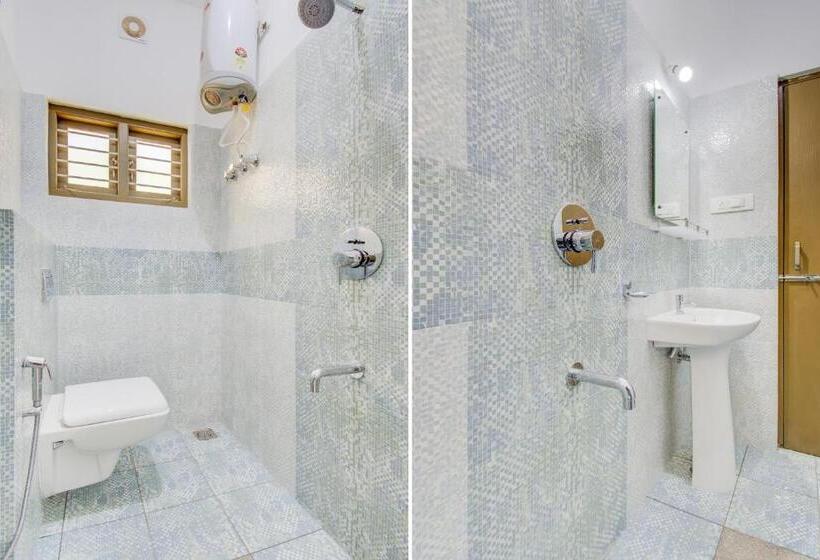 בית מלון כפרי Oyo Safura Residency