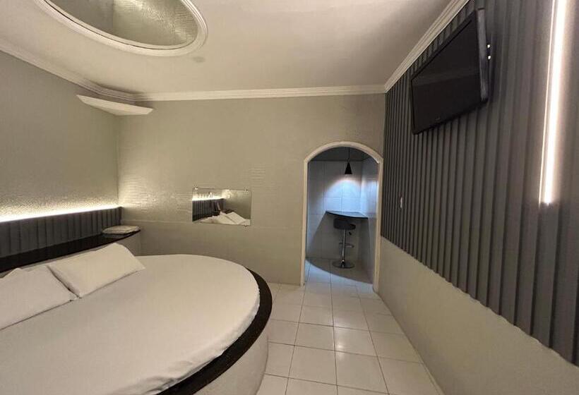 פנסיון Ellus Motel