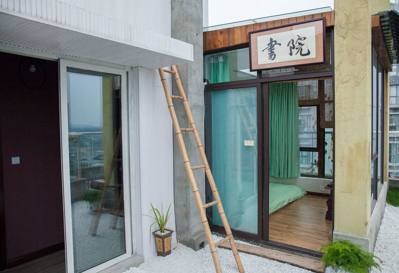 ユースホステル Living Art Museum Inn