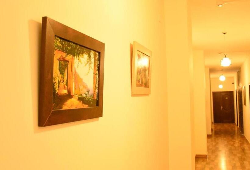 تختخواب و صبحانه Orient