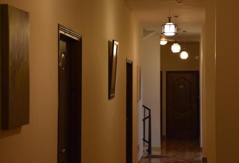 تختخواب و صبحانه Orient