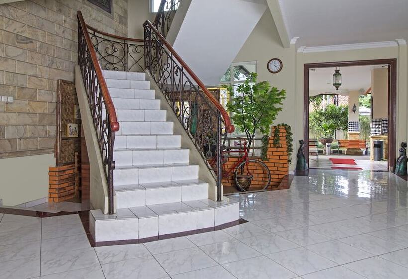 Отель Reddoorz @ Pejaten Raya