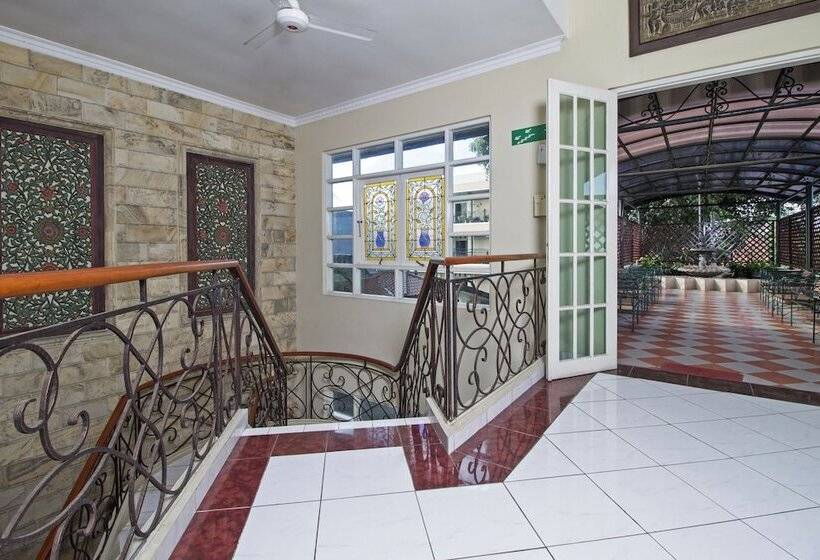 Отель Reddoorz @ Pejaten Raya